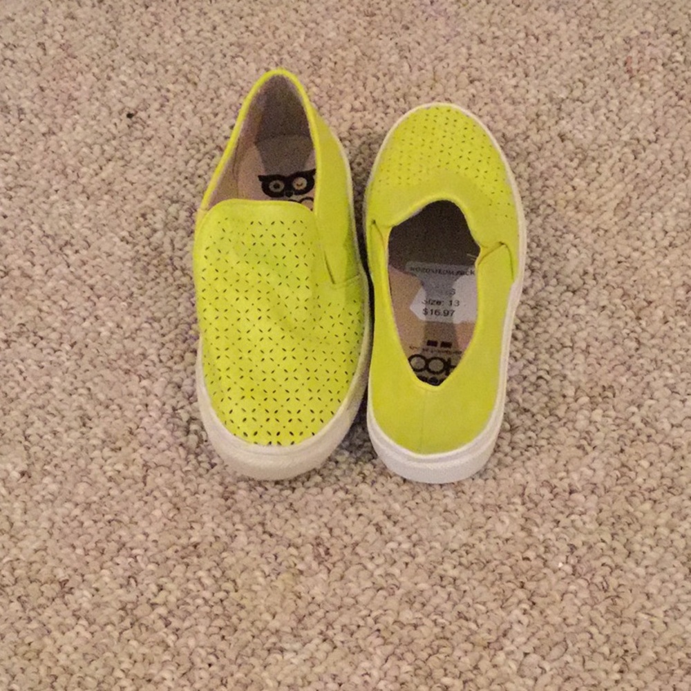 I am selling a cute light green shoes